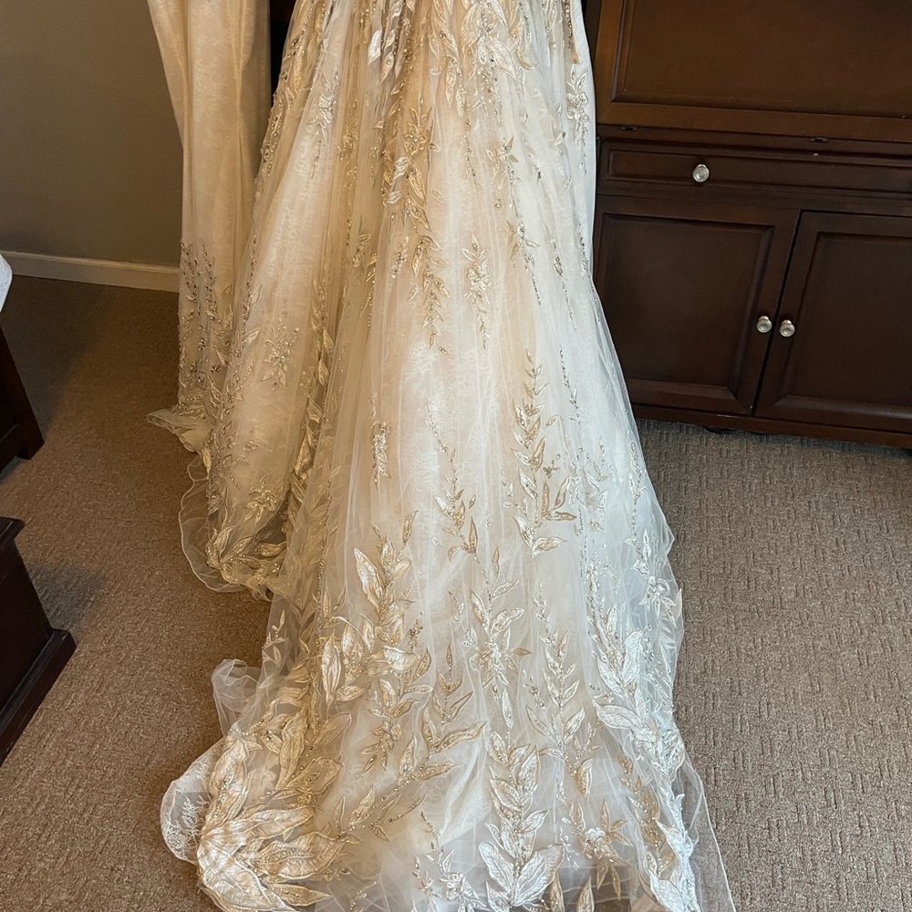 YSA Makino Wedding Gown, size 4 - Picture 7 of 11